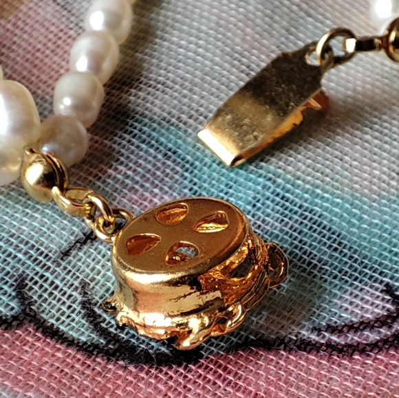 Pair of Gritty Cultered Pearl Bracelets Garnets Gold Tone Fancy Clasp EUC Pearls - Picture 4 of 12